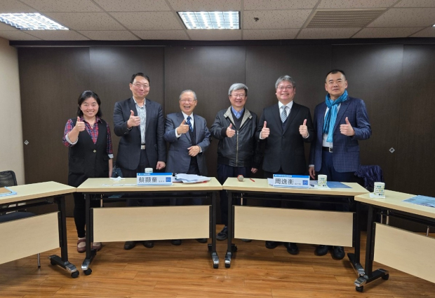 2024 MBA教育論壇大合照（左起為東海企研吳祉芸主任、輔大企研顧宜錚主任、ACCBE組織周逸衡執行長、教育部吳思華前部長、北大商學院蔡顯童副院長以及怡業公司劉恕偉執行長）.jpg