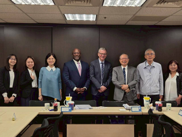 ACCBE 團隊與 CHEA 認可委員會主席 Dr. Neil Harvison（左四）及委員 Dr. Lennor Johnson（左五）於5月19日上午之簡報會議結束後合影留念。.jpg